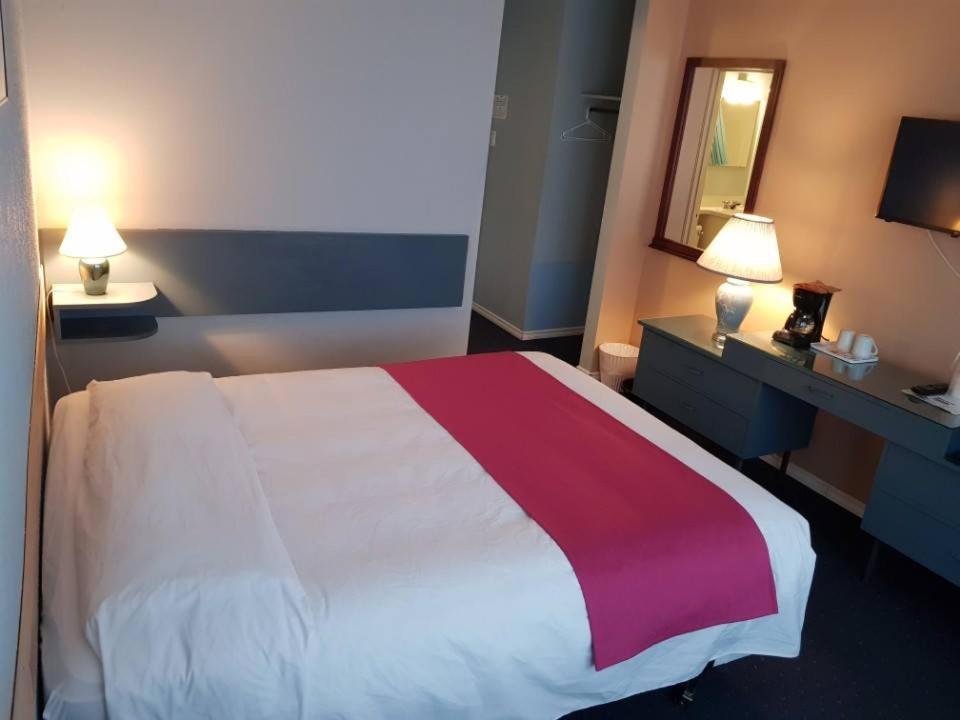 Lakewood Inn 100 Mile House Eksteriør bilde