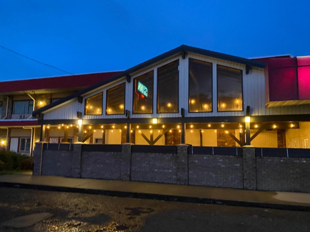 Lakewood Inn 100 Mile House Eksteriør bilde