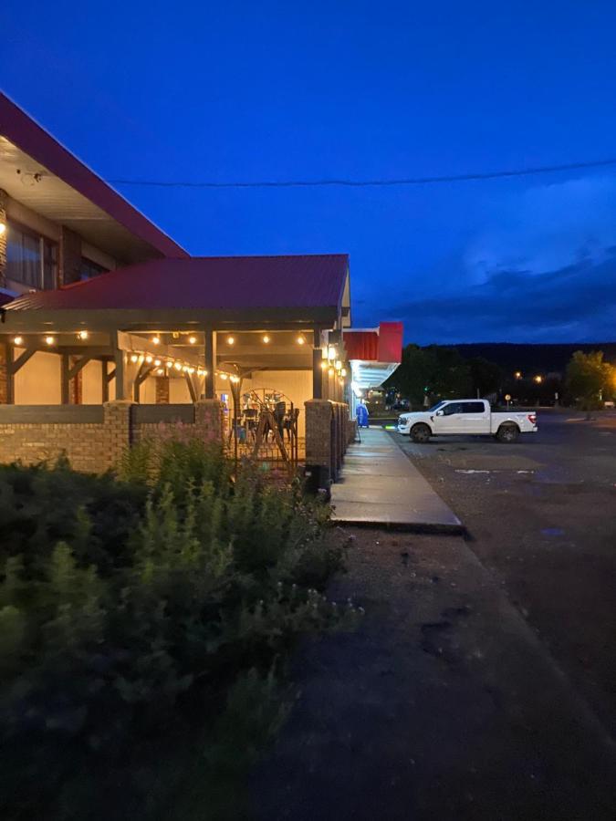 Lakewood Inn 100 Mile House Eksteriør bilde