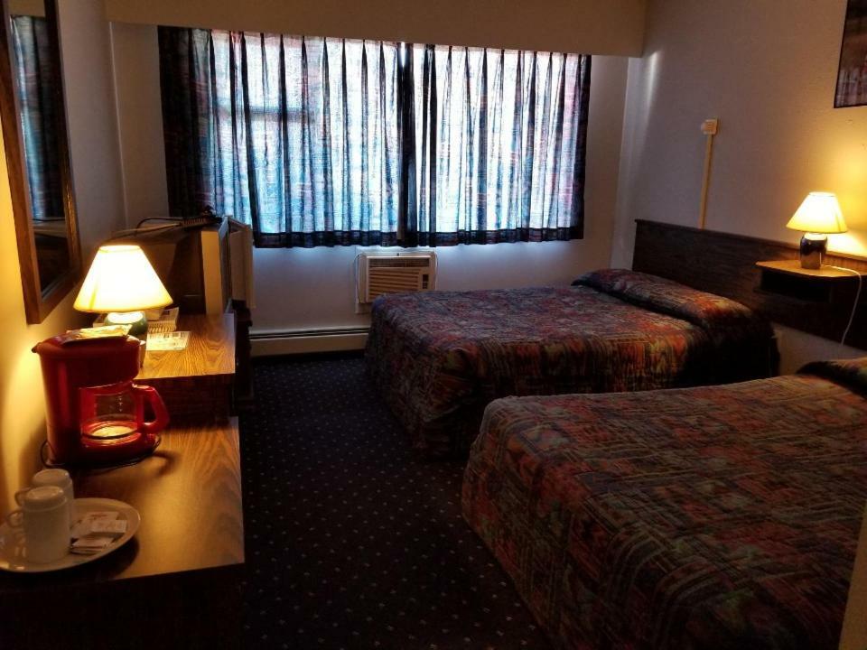 Lakewood Inn 100 Mile House Eksteriør bilde