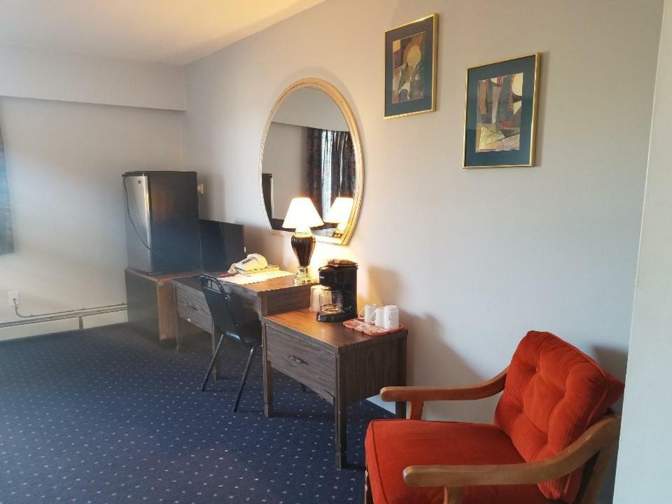 Lakewood Inn 100 Mile House Eksteriør bilde