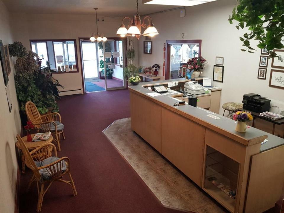 Lakewood Inn 100 Mile House Eksteriør bilde